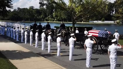 Xúc động lễ tiễn đưa TNS John McCain