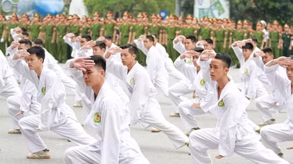 Học viên khoá D42 Học viện CSND phô diễn tài năng võ thuật