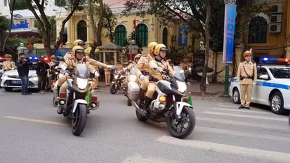 CSGT Hà Nội dùng xe chuyên dụng mở đường đưa người dân đi cấp cứu