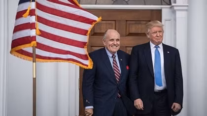 Luật sư riêng giúp ông Trump kiện bầu cử nhập viện vì COVID-19