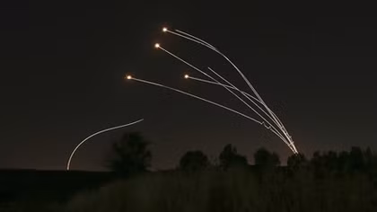 Hứng "mưa" rocket từ Dải Gaza, Israel điều xe tăng trả đũa