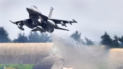 Tiêm kích F-16 Mỹ lao xuống đất ở Đức, chưa rõ tình trạng phi công