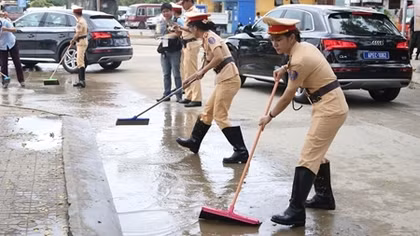 "Bóng hồng" CAND chỉnh trang đường phố Hội An phục vụ APEC