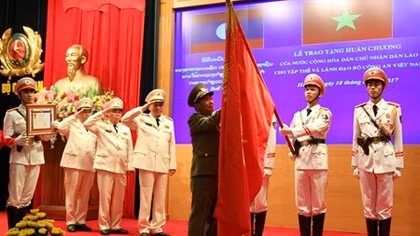 Lào trao tặng lãnh đạo, tập thể Bộ Công an Việt Nam huân chương cao quý 