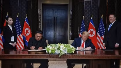 Bất ngờ về chiếc bàn "lạ", nơi ông Trump và ông Kim kí văn kiện lịch sử
