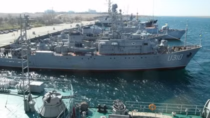 Nga tính trả Ukraine tàu chiến và máy bay cũ ở Crimea