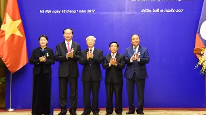 Đảng, Nhà nước Lào trao Huân chương cao quý tặng các Lãnh đạo cấp cao Việt Nam