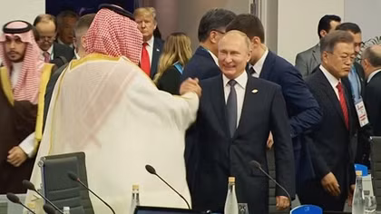  Điện Kremlin nói gì về pha đập tay chào hỏi "lạ" của Tổng thống Putin?
