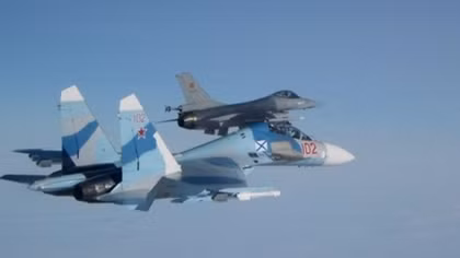 Lộ video F-15 Mỹ bám đuôi nguy hiểm Su-30 Nga trên vùng biển Baltic