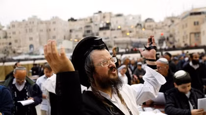 Biển người Israel mang theo ô đến Jerusalem cầu mưa