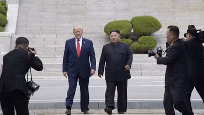 Ông Trump hé lộ thêm về 20 bước chân trên đất Triều Tiên
