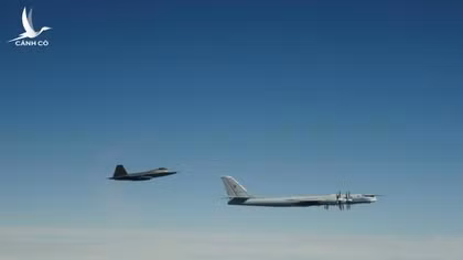Nga triển khai 4 oanh tạc cơ Tu-95MS đến gần Mỹ, F-22 lập tức xuất hiện
