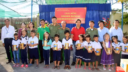 Báo CAND và NutiFood tặng sữa cho học sinh khuyết tật và học sinh vùng khó khăn