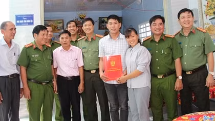 Công an tỉnh An Giang bàn giao 2 căn Nhà Nghĩa tình đồng đội