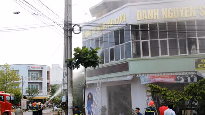 Cháy lớn cạnh trường học, hàng trăm học sinh náo loạn