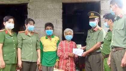 Tiếp tục hỗ trợ cụ bà nhặt ve chai tại huyện Tri Tôn, tỉnh An Giang