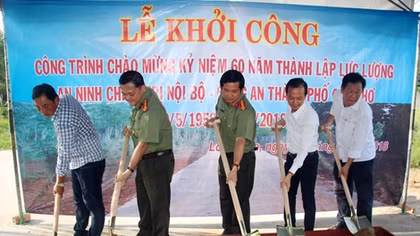 Công an TP Cần Thơ làm đường cho dân, xây nhà cho đồng đội
