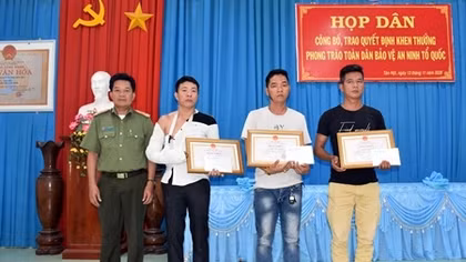 Tặng bằng khen cho 3 người dân dũng cảm truy bắt nhóm cướp giật tài sản