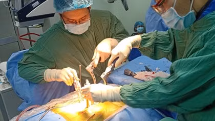 Điều trị thành công cho bệnh nhân trượt cột sống mà không phải mổ hở
