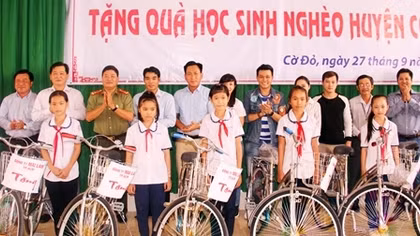 Báo CAND và Công ty Mai Lam, tặng xe đạp cho học sinh nghèo hiếu học 
