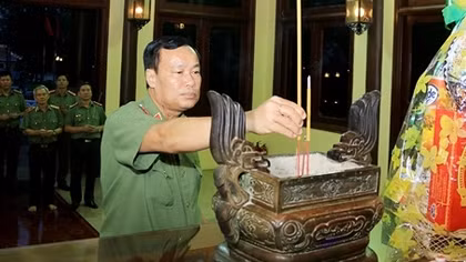 Thứ trưởng Lê Tấn Tới dâng hương tại Khu lưu niệm Chủ tịch Tôn Đức Thắng