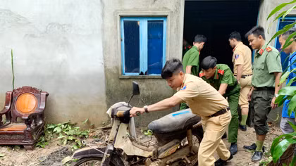 Công an Phú Quốc giúp dân ổn định cuộc sống sau trận ngập lịch sử