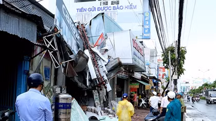 Cột phát sóng MobiFone đổ sập lên nhà dân trong cơn giông lốc