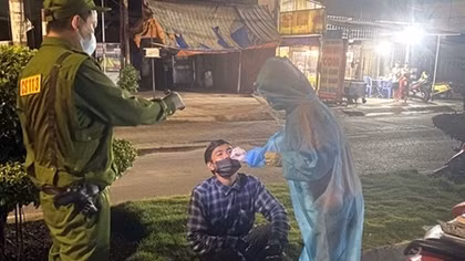 Không khai báo y tế, tông xe vào lực lượng làm nhiệm vụ