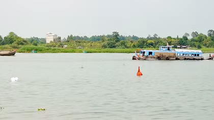 Va chạm với sà lan chở cát, ghe chở gạo chìm giữa sông Hậu 