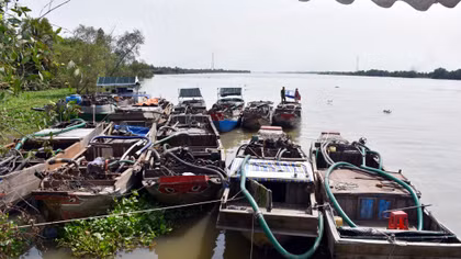 Công an Bến Tre bắt giữ 12 phương tiện hút trộm cát sông