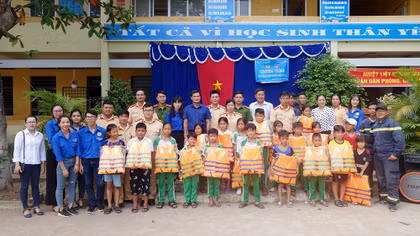 Trao tặng áo phao cứu sinh cho học sinh vùng lũ biên giới