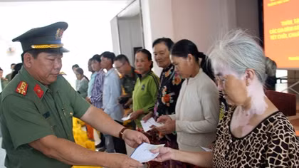 Công an TP Cần Thơ thăm, tặng quà cho bà con dân tộc Khmer