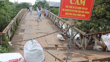 Xe tải 20 tấn làm sập cầu tải trọng 1 tấn