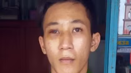 Mua trang phục CAND trên mạng để mặc dọa người khác