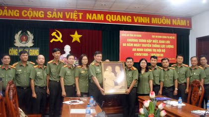 Cục An ninh Chính nội bộ, BV Nhân dân 115 tặng quà người dân nghèo