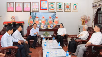 Thiếu tướng Bùi Bé Tư thăm, chúc mừng các vị Giám mục, Linh mục