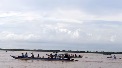 Cứu sống 5 ngư dân chìm tàu trôi nổi trên vùng biển tỉnh Bến Tre