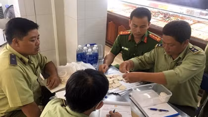 Phát hiện 2 tiệm vàng kinh doanh sản phẩm có dấu hiệu chế tác từ ngà voi