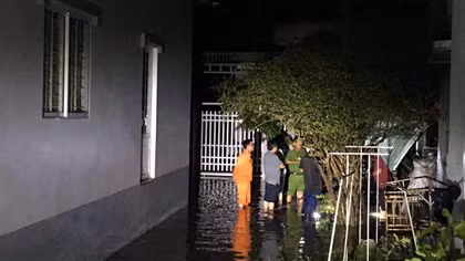 Cột cờ gãy trúng dây điện bị hở khiến 3 người tử vong