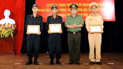 Cảnh sát cơ động cứu cặp vợ chồng bị chìm ghe trong đêm mưa