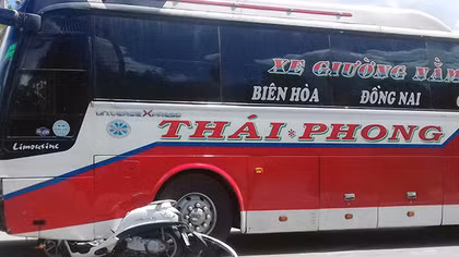 Xe khách nghiền nát xe máy kéo lê 500m, một phụ nữ tử vong