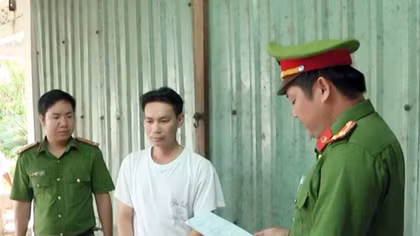 Bắt tạm giam người cha "vũ phụ"