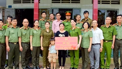Hỗ trợ 2 Công an xã bị thương vong trong lúc làm nhiệm vụ