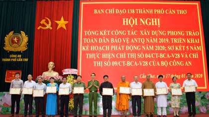 Văn phòng thường trú Báo CAND tại ĐBSCL được Chủ tịch UBND TP Cần Thơ tặng Bằng khen