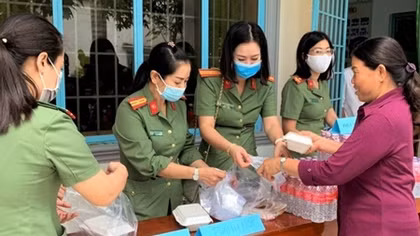 Hỗ trợ suất ăn và tuyên truyền bầu cử tại điểm cấp CCCD 
