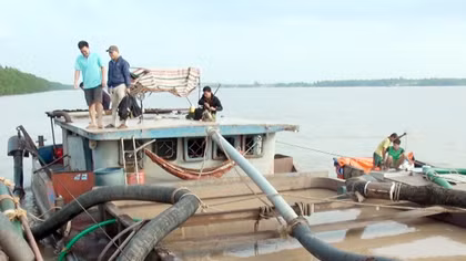 Bắt quả tang 2 tàu khai thác cát trái phép trên sông Hàm Luông 