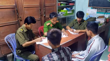 Bắt quả tang 2 đối tượng rải tờ rơi cho vay tiền