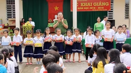 Báo CAND cùng Công an tỉnh Hậu Giang tặng tập cho học sinh vùng sâu