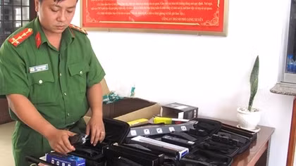 Vận chuyển vũ khí thô sơ qua công ty giao hàng