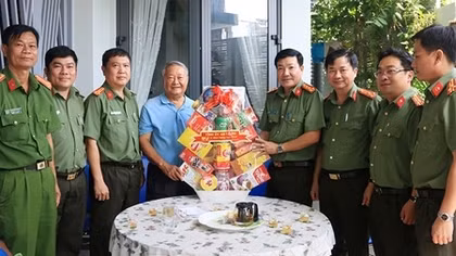 Công an An Giang thăm và chúc Tết gia đình chính sách